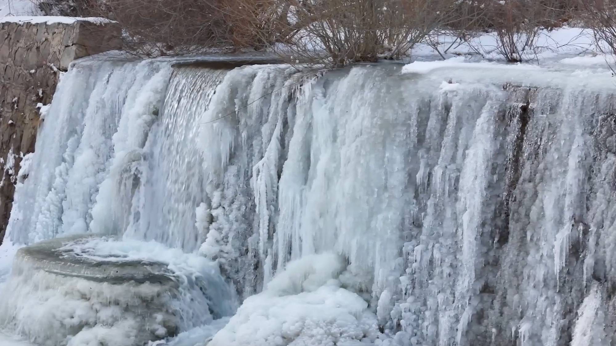 Erzincan’da şelale, göl ve göletler buz tuttu