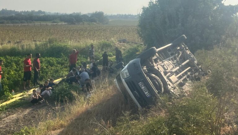 servis-tarlaya-devrildi-13-yarali-1tJYpwRj.jpg