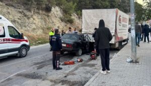kusadasinda otomobil park halindeki kamyonete carpti bir olu dort yarali 851Vbhml.jpg